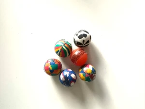 6-pack studsbollar - Ett set med sex studsbollar i olika färger och mönster. Perfekt för lek och skoj! Helt nya!  Hämtas i Stockholm eller skickas mot porto. Kolla gärna mina andra annonser också, kan samfrakta flera saker i samma paket om ni vill ha fler saker.
