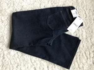 Mörkblå low waist jeans från ONLY - Oanvänd med lapparna kvar.
