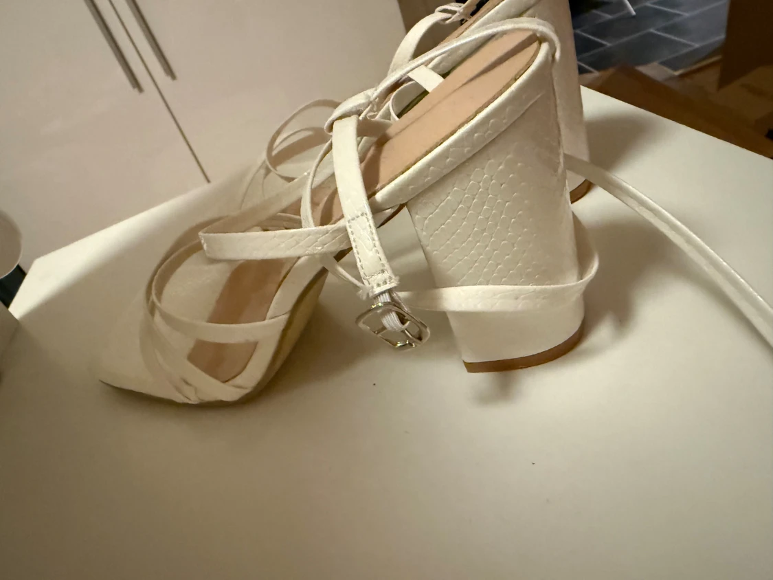 Vita sandaler med blockklack och remmar - 3