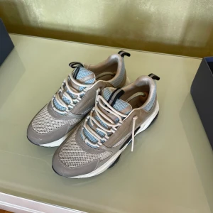 D skor - Säljer ett par chunky D skor  sneakers i beige och ljusblå med vita detaljer. Skorna har mesh och skinnpaneler, snörning och en kraftig plattformssula med svart och blå inslag. Rund tå och reflekterande detaljer som syns i blixt. Perfekt för dig som gillar statement-sneakers. Skorna är i strlk 42 men är väldigt storpack skulle rekommendera strlk 43-44