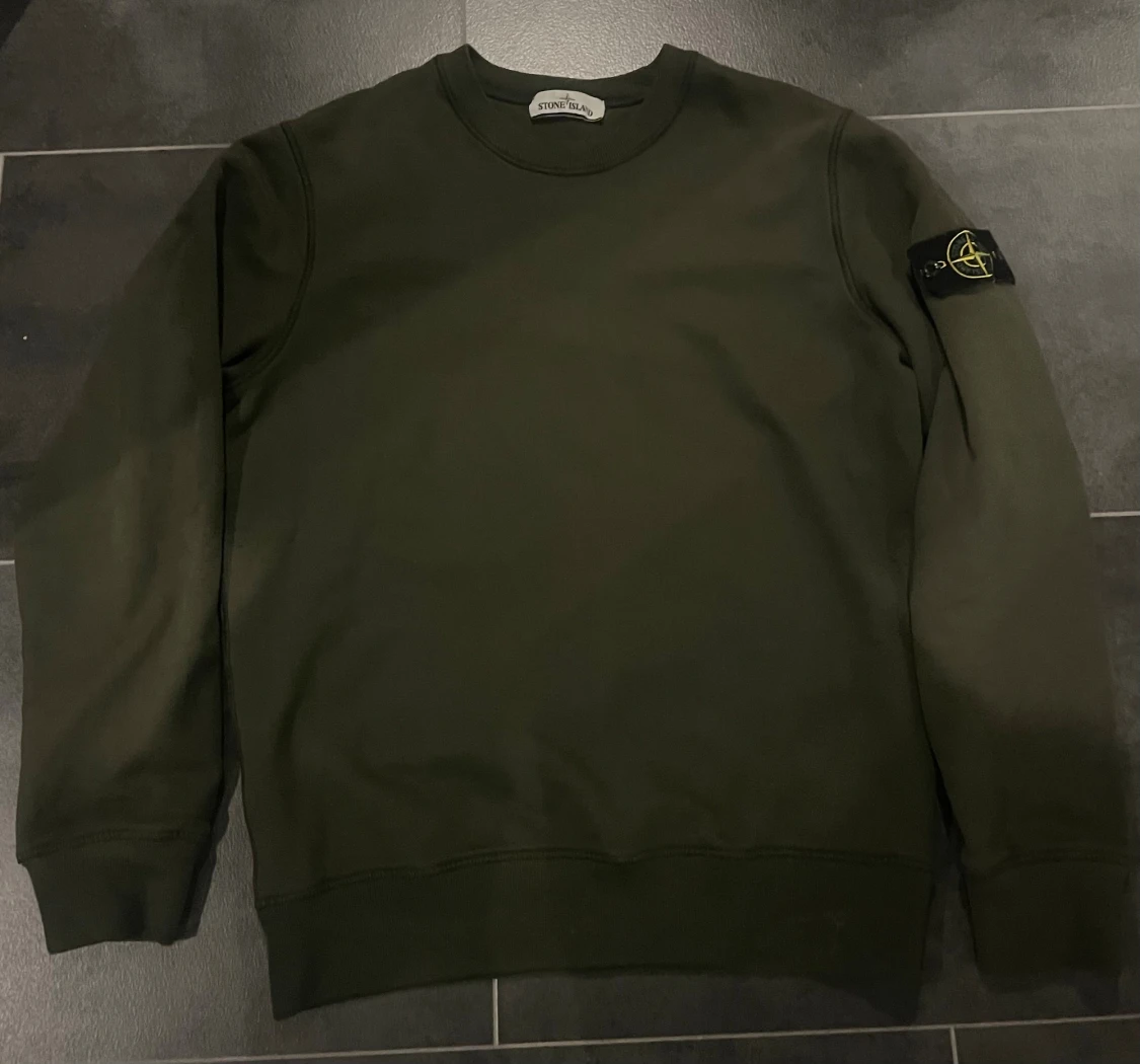 Mörkgrön Stone Island sweatshirt