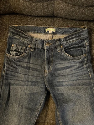 Mörkblå jeans  - Snygga mörkblå jeans från Europe Kids. Jeansen har raka ben. Storlek 158