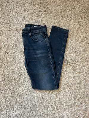 Replay Anbass jeans  - Hej! Säljer dessa sjukt snygga Replay Anbass jeans perfekta inför vintern!❄️ storlek: 30/32 och mycket bra skick! Det på baksidan är design och gör dem sällsynta då inte många finns🙌