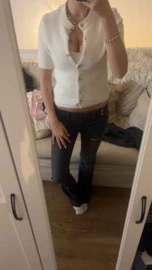 Svarta bootcut jeans med slitning - Super fin kofta från Zara. Använd en gång köpt för 400kr. Pris kan diskuteras