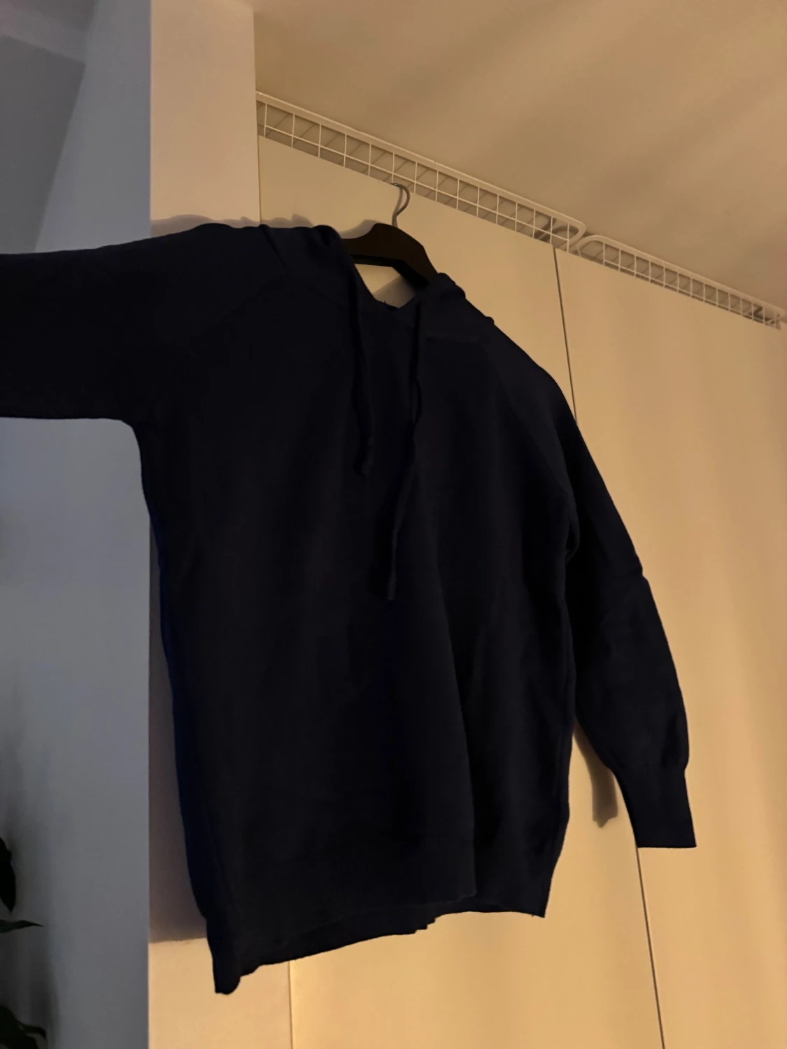 Mörkblå stickad hoodie med huva
