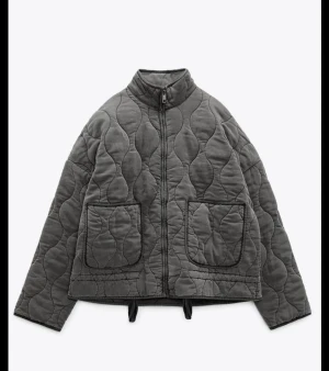 Grå Zara jacka - Quiltad pufferjacka i mörkgrå färg från Zara med hög krage och två stora fickor framtill. Jackan har dragkedja och snörning nedtill för extra stilpoäng. Perfekt för dig som gillar en loose och chill look. Köpt förra året knappt använd❤️