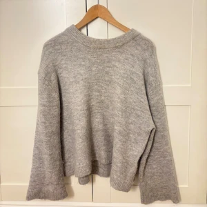 Stickad tröja Gina Tricot  - Stickad tröja från Gina tricot. Den är jättemysig och väldigt snygg! Har använt den några gånger men inga defekter. Vid frågor skriv privat 💬 annars tryck på köp nu❣️🍒