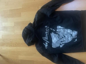 deftones hoodie  - deftones zip up hoodie, köpt på plick och används nu inte längre, trycker håller i tvätten och den passar upp till L