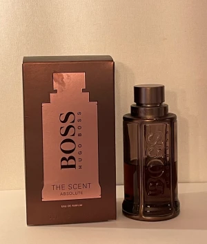 Hugo Boss The Scent Absolute 100ml - .Hugos Boss The Scent Absolute Eau de Parfum från Hugo Boss. Volym: 100 ml flaska ca 40-50ml kvar  lite skavanker på flaskan. Annars förvarad mörkt och svalt och doftar som den ska. 