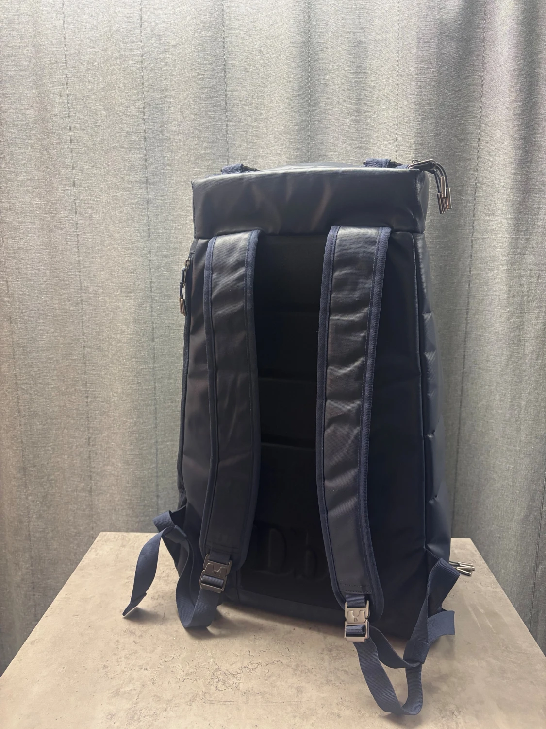 Mörkblå ryggsäck från Db - 1