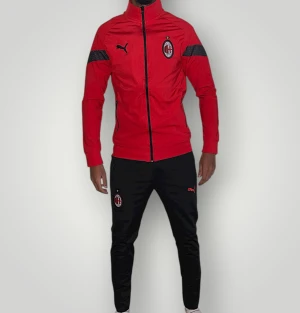 Ac Milan träningsoverall strl S - Helt ny. Fin replika med grym kvalitet. Modellen är 175cm lång. Normal i passformen. Pris: 999kr. Först till kvarn som gäller.