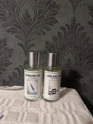 Två parfymer One Bold Chemist - Säljer två parfymer: Leblanc 24.0 och Alimarin 15.0, extrait de parfum. Snygga flaskor med unik design – perfekt för dig som vill sticka ut med din doftsamling. Dom är inspirerade dofter av pdm layton och aftornoonswim av Luis Vuitton. Säljer med ett bra pris med tanke på 97 ml parfym. Kan även sälja separat om ni föreslår ett bra pris.