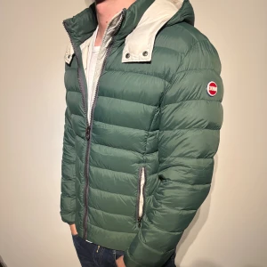 Colmar Jacka - En dunjacka från colmar i fint skick och en sjukt snygg färg. Passar M. Hör av er vid frågor!