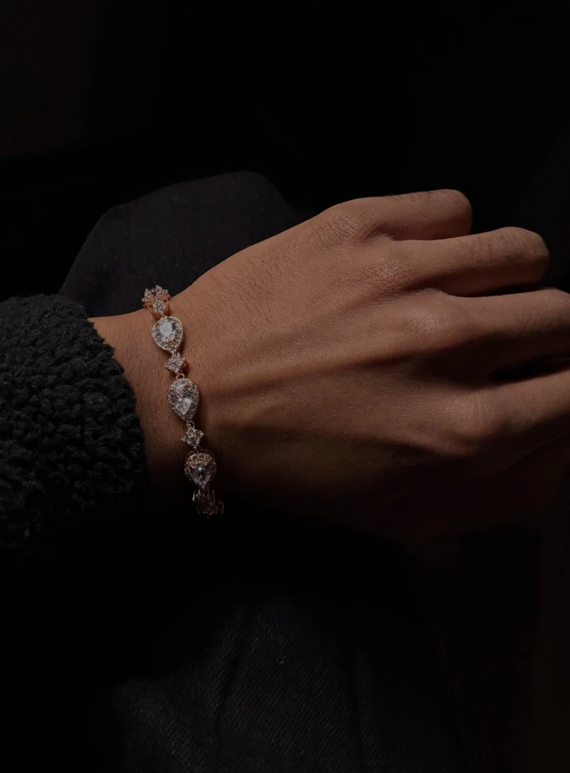 Glittrigt armband med droppformade stenar