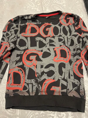 Märkes tröja herr - Säljer min snygga märkes tröja DG som är i nyskick säljs billigt nu pga flytt. 