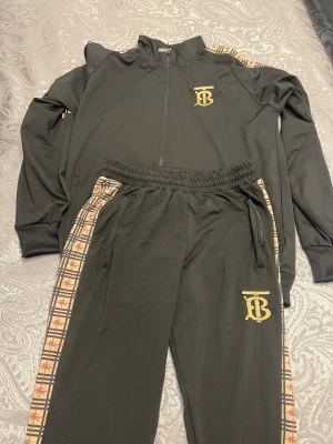 Märkes tracksuit herr - Säljer min fina tränings tracksuit märkes herr. Storlek S/M