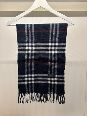 Vintage Burberry Halsduk Scarf  - -Riktigt bra skick, knappt använd. Nypris på dessa ligger på runt 5000kr, vilket gör detta till ett sjukt bra pris! Halsduken är gjord i Lamull, och är perfekt inför hösten och den kommande vintern. Anledningen till att det står ”Burberry’s” och inte ”Burberry” på lappen är eftersom halsduken är från några år tillbaka, innan de bytte namn! Om du har någon fråga är det bara att skriva till mig. /elgnce