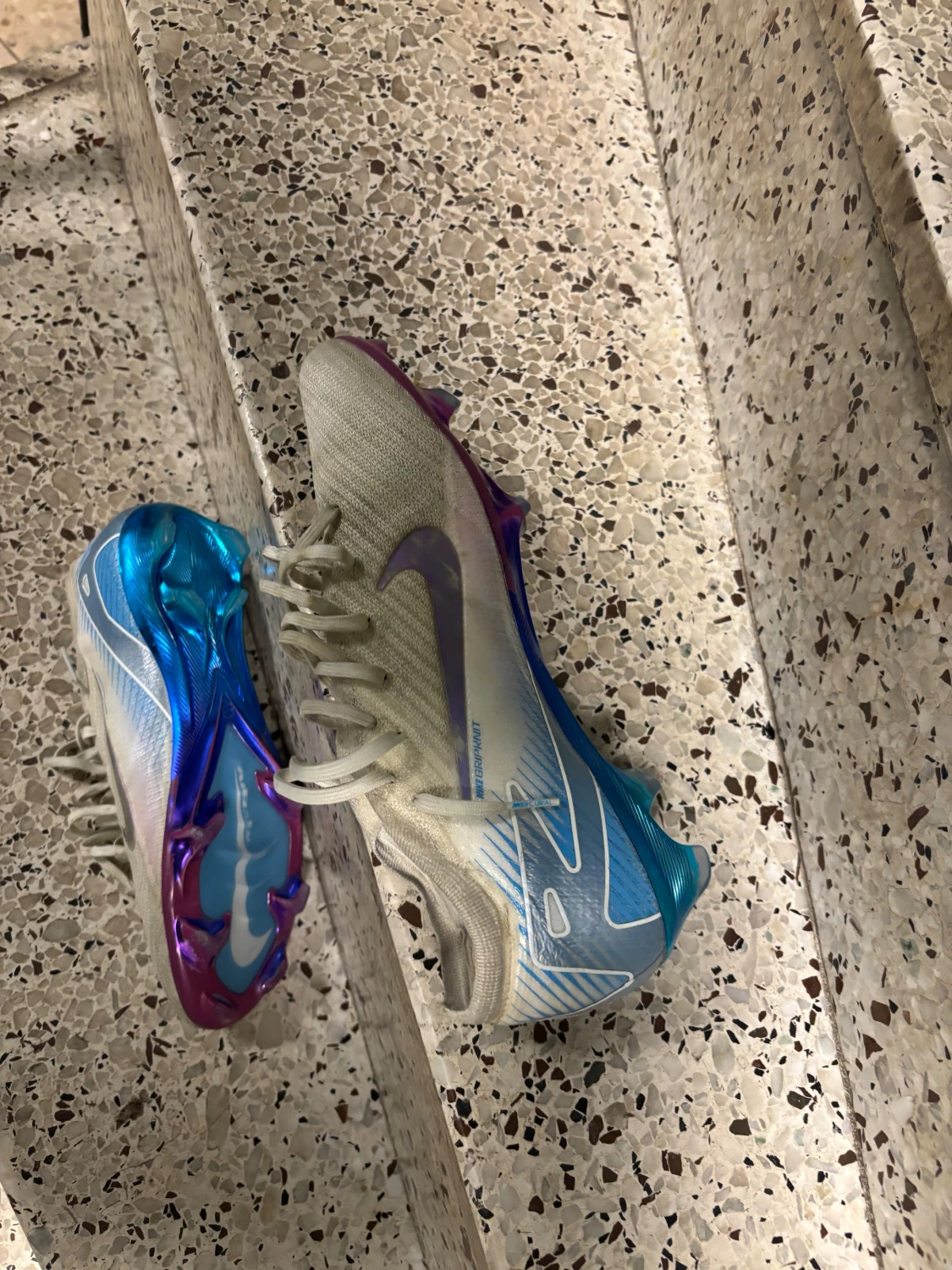 Nike fotbollsskor med blå/lila sula