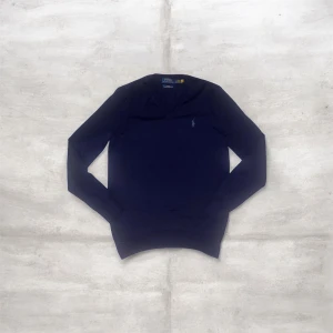 RALPH LAUREN 100% MERINOULL V-NECK - SKICK: 8.5/10, inga defekter och knappt använd | Storlek S men passar XS | 100% MERINOULL! | Pris kan diskuteras!