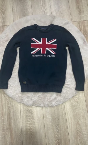 Morris tröja  - ⭐️från Morris🏷️ 💙jätte fin Marinblå färg💙 👍Tröjan är i Nyskick🎉 💸599kr💰 📏Storlek S📏 🇬🇧Storbritanniens flagga🇬🇧 🚀Hör av dig för fler frågor🚀