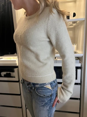 Beige stickad tröja  - Mysig stickad tröja ifrån Zara( sälj ej längre)! I ett bar skick. Passar mi i stolek xs