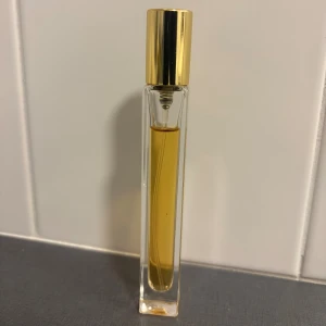 KAYALI lovefest burning cherry - Körsbär, träig, gourmand. Obs texten på flaskan har suddats ut. 10 ml