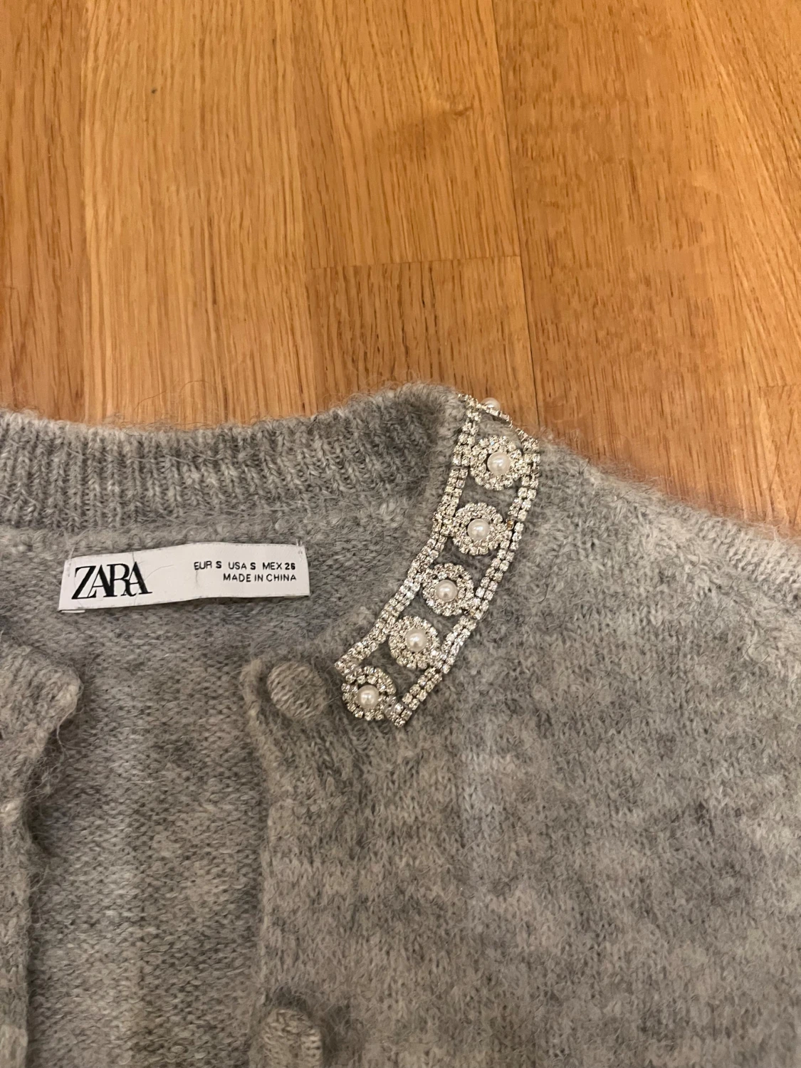 Grå kofta med pärlor från Zara - 3