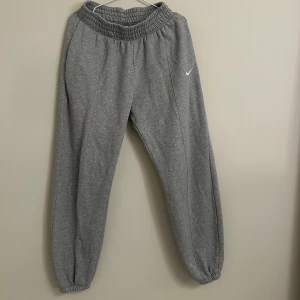 Grå mjukisbyxor från Nike - Grå oversized mjukisbyxor från Nike