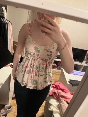 Gulligt linne  - Super gulligt linne med fint mönster riktigt skönt material vet inte riktigt vikken storlek de är men s-m .skriv om du undrsr något😊