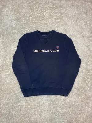 Mörkblå Morris tröja - Skick 8/10, Storlek XS vilket passar 164-172. Gåva ingår vid köp!