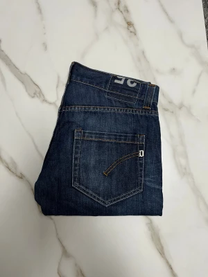 Dondup jeans - Säljer nu ett par riktigt feta Dondup jeans. Storlek W35 och 90,5 cm i längden. Samarbete med Nordic Resale. Om du har några funderingar så är det bara att fråga på! ❇️