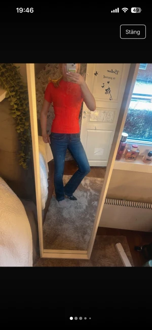 Blå bootcut jeans från LTB - Snygga mörkblå jeans från LTB med bootcut passform och fransade benslut. Klassisk femficksmodell med kontrastsömmar och normal midja. Jeansen är tillverkade i jeansmaterial och har en stilren look som passar perfekt till sneakers.