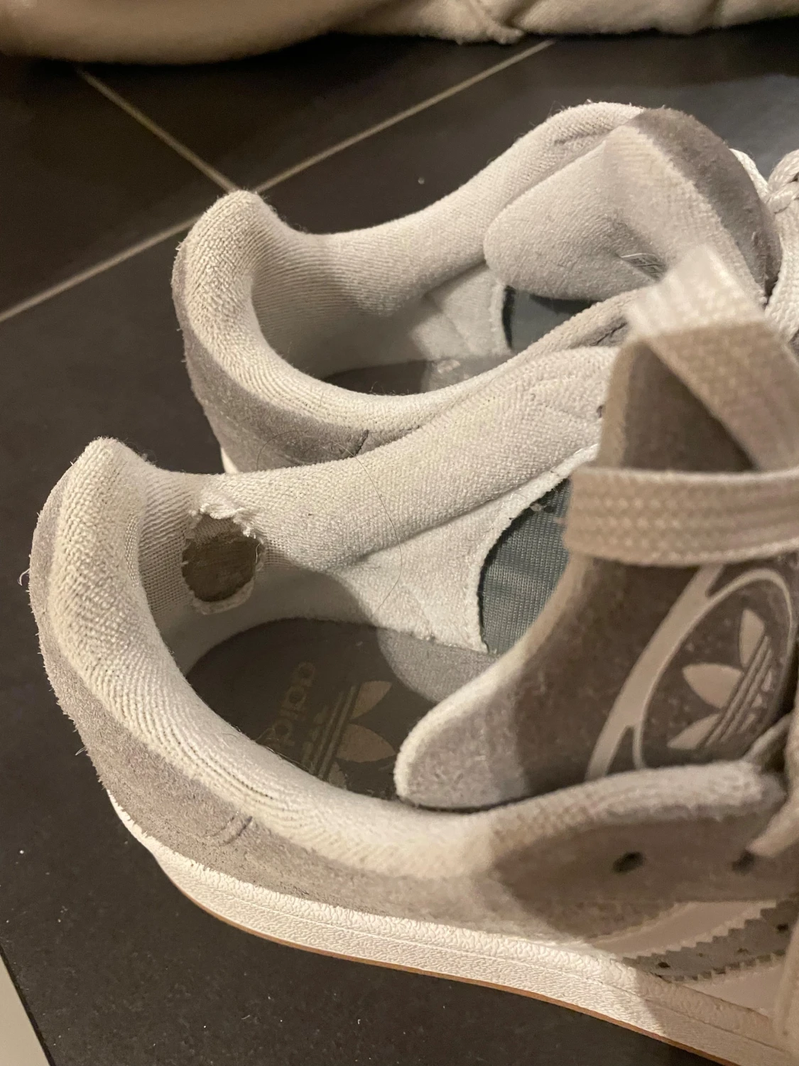 Grå Adidas Campus sneakers i mocka - 5