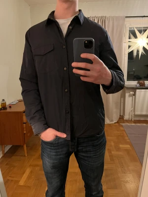 Mörkblå These Glory Days jacka - Säljer denna sjukt snygga jackan från These Glory Days⭐️ Färgen är mörkblå och storleken är L✅ Den har inga defekter och skicket är utomordentligt🙌🤝 Sjukt najs passform och passar perfekt till hösten🍁🙌 Tveka inte på att höra av er dig vid minsta fråga eller fundering😊