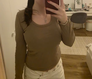 Beige långärmad topp från ICHI, Y2k - Säljer en enkel och stilren beige långärmad topp från ICHI. Modellen har rundad halsringning och är i ett mjukt och tunt material. Perfekt att styla med jeans eller kjol för en clean look.