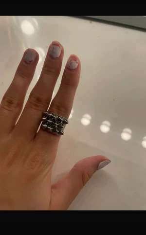 ring  - säljer denna fina ring i storlek s. obs den har tappat en nit men de syns inte så mycket. ringen är 16,8 mm