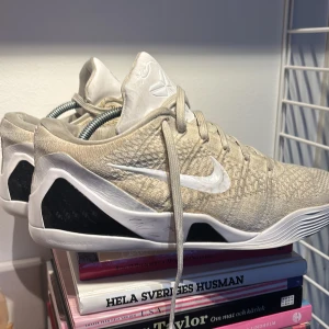 Kobe 9 proto low  - Ett par basket skor som är  signd av Bobo Klintman. En av mina favorit basket skor sköna bra hop och bra grepp. Rätt så slitna därför koster det enbart 999kr