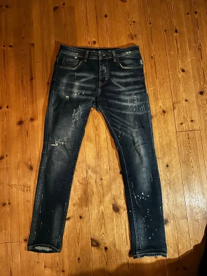 7TH HVN Jeans - Jeans i fint skick från det brittiska märket 7TH HVN. Storlek 32/32, passform slim/straight. Hör av dig vid funderingar!