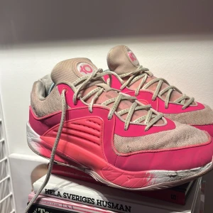 KD 16 Nike by you  - Ett par riktigt bra basket skor från Nike och spelaren Kevin durant de är rätt så slitna men är otroligt sköna och mycket bättre pris än ny pris.