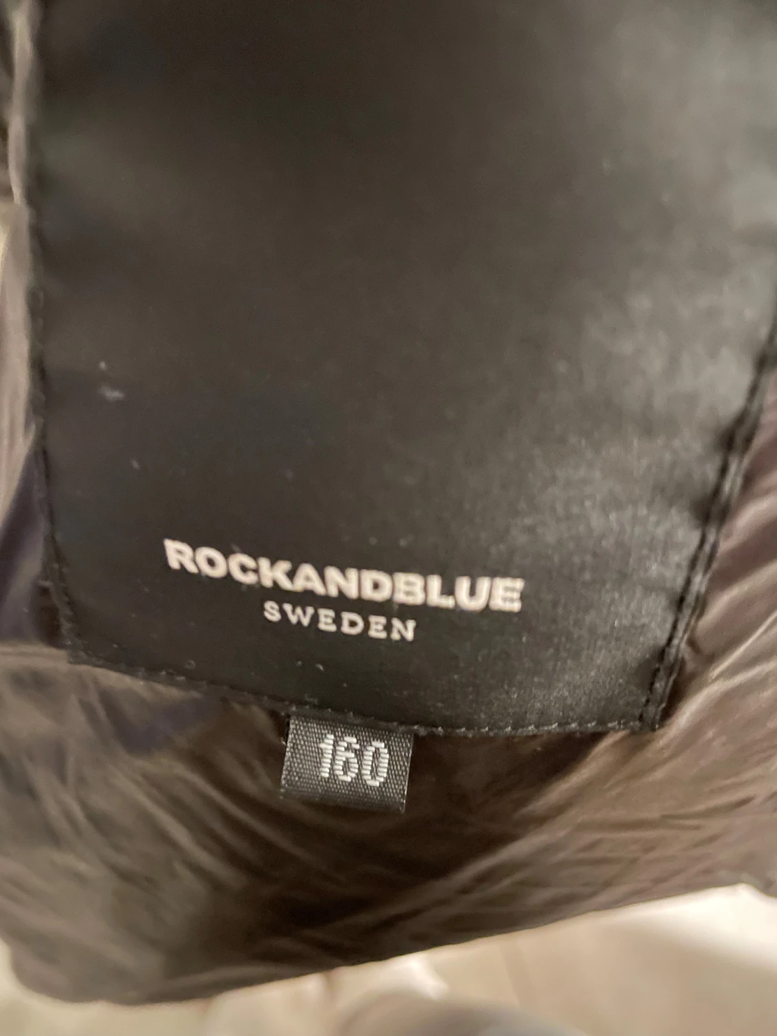 Svart glansig pufferjacka med huva från rock and blue  - 2