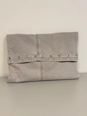 Datorfodral 💙 - Grått datorfodral av återvunna jeans med filt och silke inuti, silvriga nitar och magnetisk knapp!💙 Fodralet är ca 37x27 cm🌟