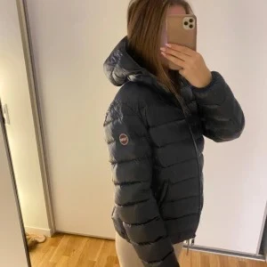 Mörkblå Colmar pufferjacka med huva - Säljer min jättefina colmar jacka som är i super bra skick. Sitter som en xs/s så passar dem flesta. Passa på!☺️