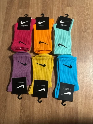10-pack Nike strumpor.  - NIKE STRUMPOR 10-pack  – CHOOSE YOUR COLOR 🔥  Fräscha upp din outfit med klassiska Nike-strumpor i premiumkvalitet. Perfekt för gymmet, gatan eller chill – alltid stilrena, alltid bekväma.  🖤 Välj bland 6st olika färger. 📏 Storlek 38–46. 💯 Nytt & oanvänt 📦 Skickas snabbt & säkert  ➡️ Skriv önskad färg vid beställning