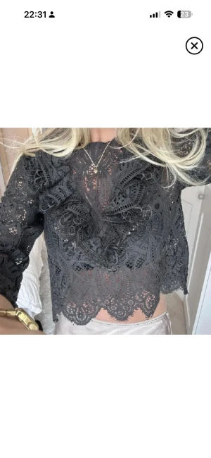 Zara blus  - Säljer denna spets blus från Zara i storlek S/XS! Blusen är i mycket bra skick då den bara använts ett par gånger, väldigt sparsamt. Be om att få mer bilder’❤️