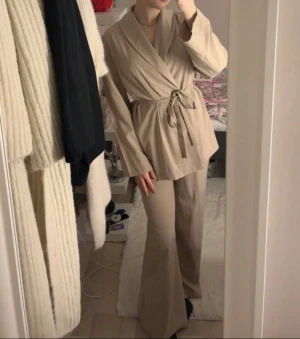 Beige set - Jätte fint set men kommer aldrig till användning tyvärr 