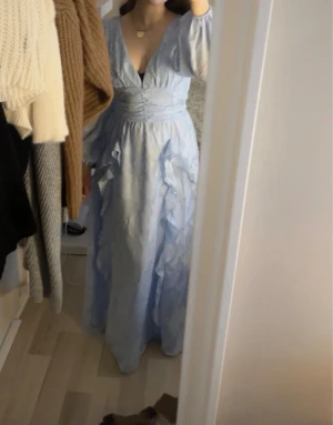 Blå långklänning  - Jätte fin lång blå klänning till sommaren, men tyvärr har den inte kommit till användning därför säljer jag den 