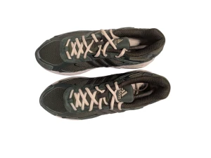 Adidas sneakers - Snygga Adidas sneakers i mörkgrönt mesh och mocka med svarta detaljer och vita snören. Skorna har klassiska tre ränder på sidan. 