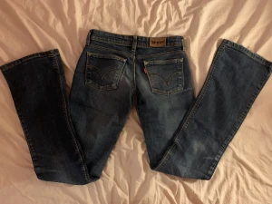 Levi's 572 bootcut jeans blå denim - Utsvängda o lågmidjade jeans, as snyggaaaa!!! Säljer då dem inte passar mig i storleken 😣 Runt W25-W24 i storleken, 32L! 