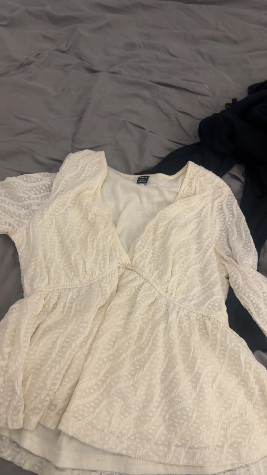 Vit blus med spets och v-ringning