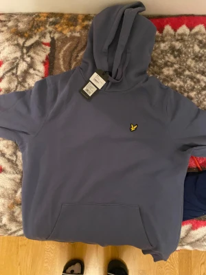 LYLE&SCOTT hoodie  - Säljer en helt ny hoodie från LYLE& scott klassit gul låga i bröstet, med luva har aldrig använt. Hoodie passar också M/L. 